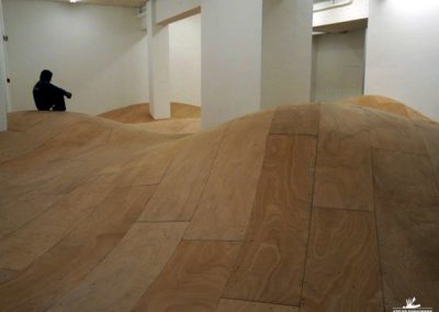 Installation d’un parquet ondulé pour l’artiste Vincent LAMOUROUX