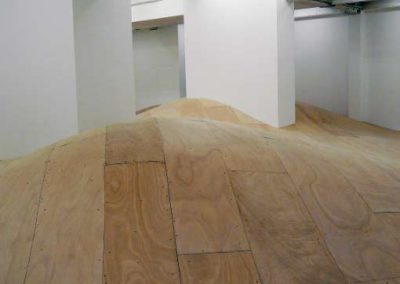 Installation d’un parquet ondulé pour l’artiste Vincent LAMOUROUX