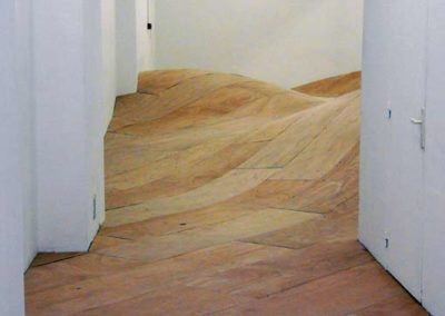 Installation d’un parquet ondulé pour l’artiste Vincent LAMOUROUX