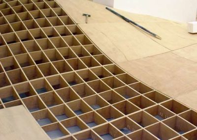 Installation d’un parquet ondulé pour l’artiste Vincent LAMOUROUX
