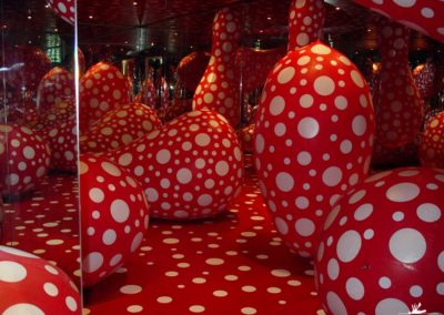 Installation de structures gonflables pour l’artiste Yayoi Kusama