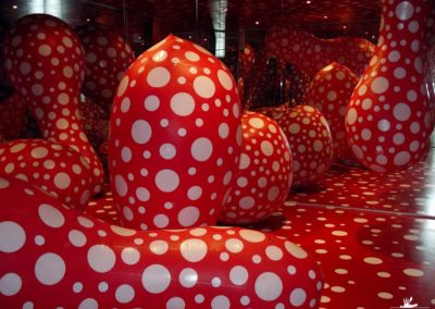 Installation de structures gonflables pour l’artiste Yayoi Kusama