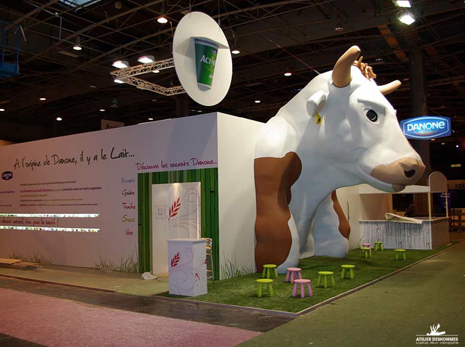 decor-evenement-vache-danone-4 Sculpture en polystyrène pour un stand DANONE Activia
