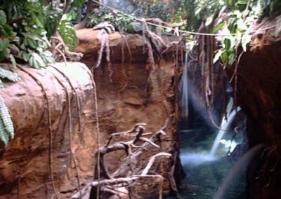 Reconstitution de décors tropicaux amazoniens pour le parc à thème FAUNIA