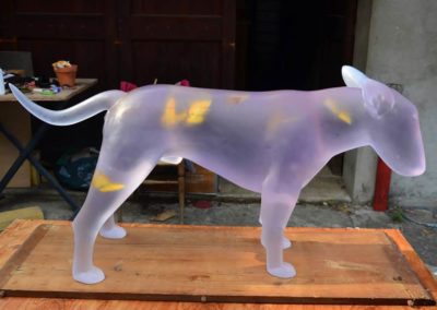 Sculpture en résine transparente avec inclusions pour l’artiste Aurèle Ricard