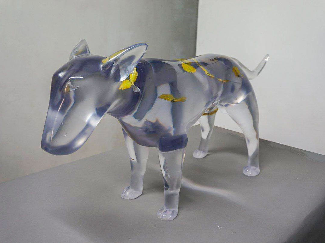 art-dog-aurele-4 Sculpture en résine transparente avec inclusions pour l’artiste Aurèle Ricard