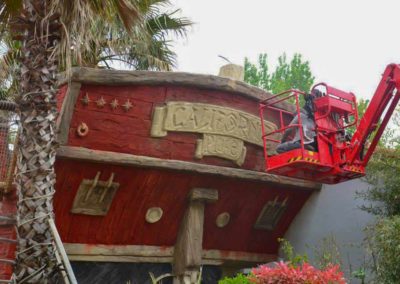 Décor en béton d’un bateau de pirates au camping CALIFORNIE PLAGE