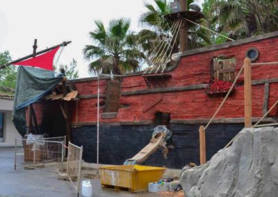 Décor en béton d’un bateau de pirates au camping CALIFORNIE PLAGE