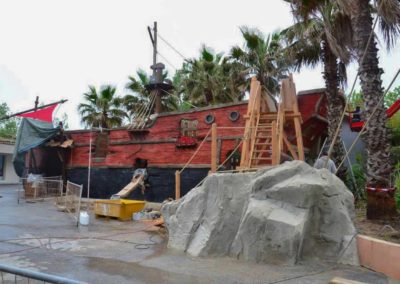 Décor en béton d’un bateau de pirates au camping CALIFORNIE PLAGE