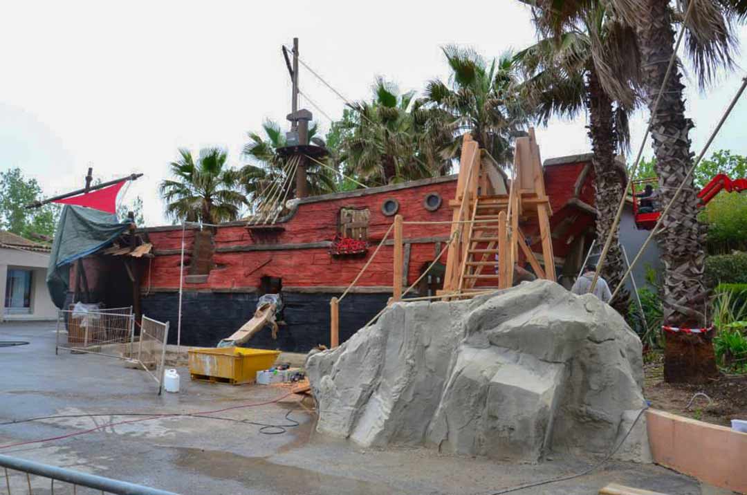 decor-camping-californie-plage-4 Décor en béton d’un bateau de pirates au camping CALIFORNIE PLAGE