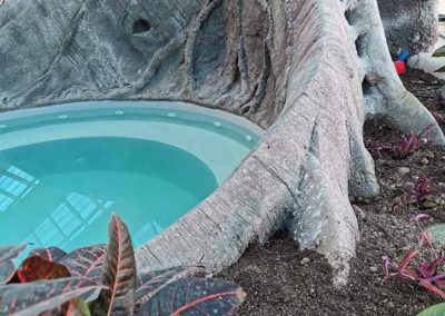 Décor tropical de piscine en béton sculpté - DOMAINE DES ORMES