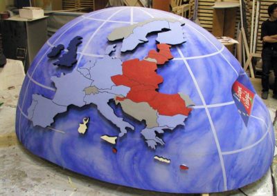 Découpe et sculpture en polystyrène d’une sphère un char du Tour de FRANCE