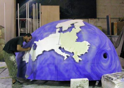 Découpe et sculpture en polystyrène d’une sphère un char du Tour de FRANCE