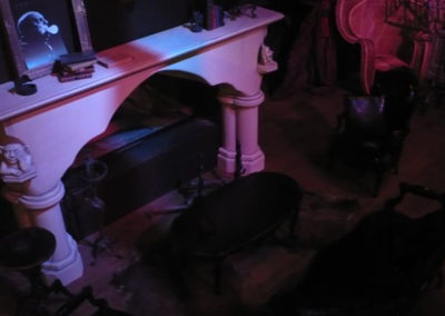 Conception d’une fausse cheminée en décor sur le thème de “La Famille ADDAMS"