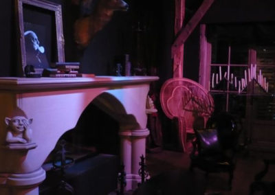 Conception d’une fausse cheminée en décor sur le thème de “La Famille ADDAMS"