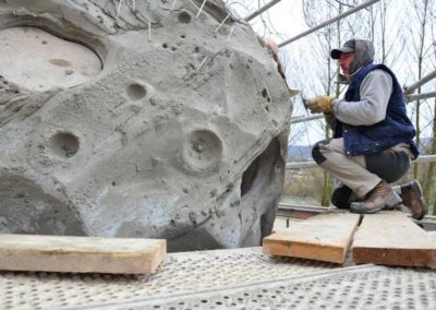 Météorite en béton dans un espace public - LE GENTIL GARCON