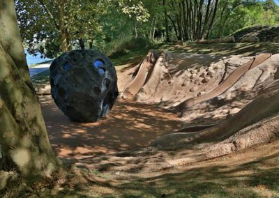 Météorite en béton dans un espace public - LE GENTIL GARCON