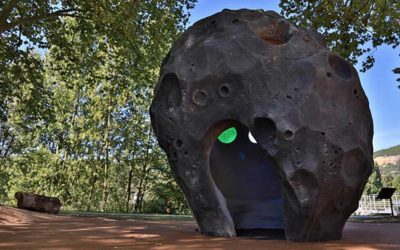 Météorite en béton dans un espace public – LE GENTIL GARCON