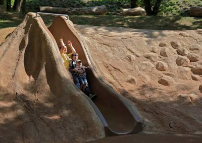 Météorite en béton dans un espace public - LE GENTIL GARCON