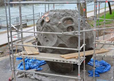 Météorite en béton dans un espace public - LE GENTIL GARCON