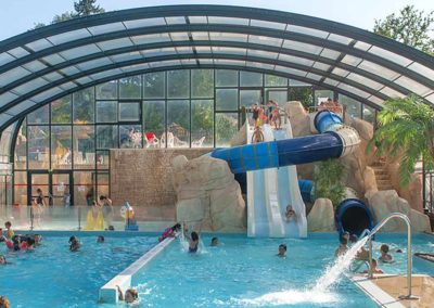 Décor rocheux pour la piscine du CAMPING La PALOMBIERE